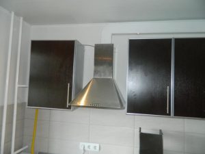 Установка вытяжки на кухне в Дербенте