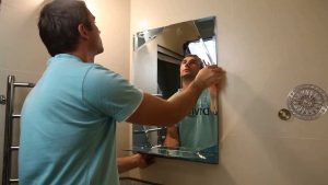 Установка зеркала в ванной в Дербенте