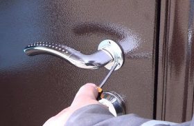 Замена дверной ручки металлической двери в Дербенте