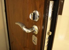 Замена входной двери в квартире в Дербенте