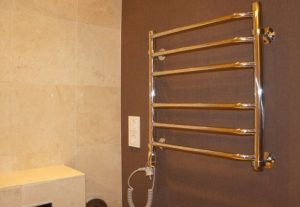 Установка электрического полотенцесушителя в ванной в Дербенте