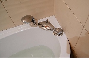 Установка смесителя на ванну в Дербенте
